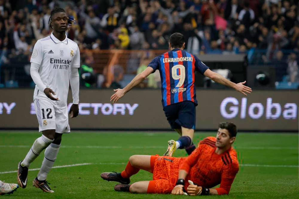 Роберт Левандовски (№9 Барселона) забивает гол в ворота мадридского Реала
