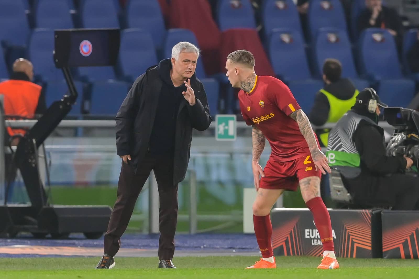 Тренер Ромы Жозе Моуриньо даёт ценные указание в матче Лиги Европы