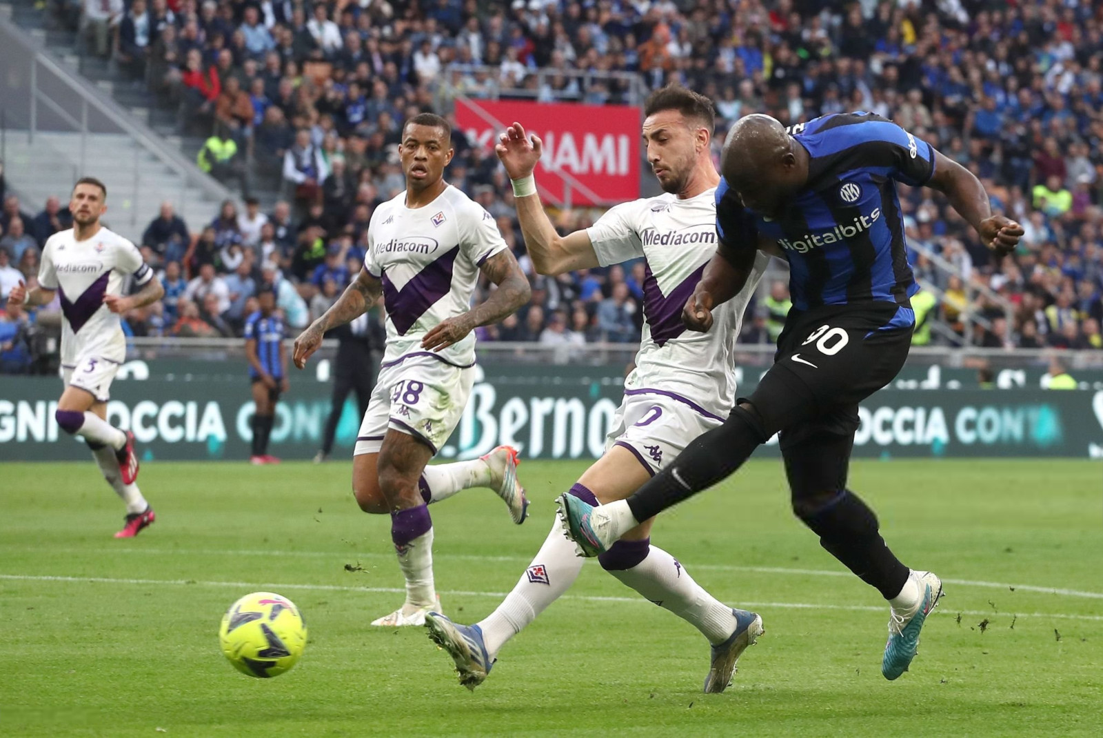 Ромело Лукаку (Интер) наносит удар по воротам Фиорентины