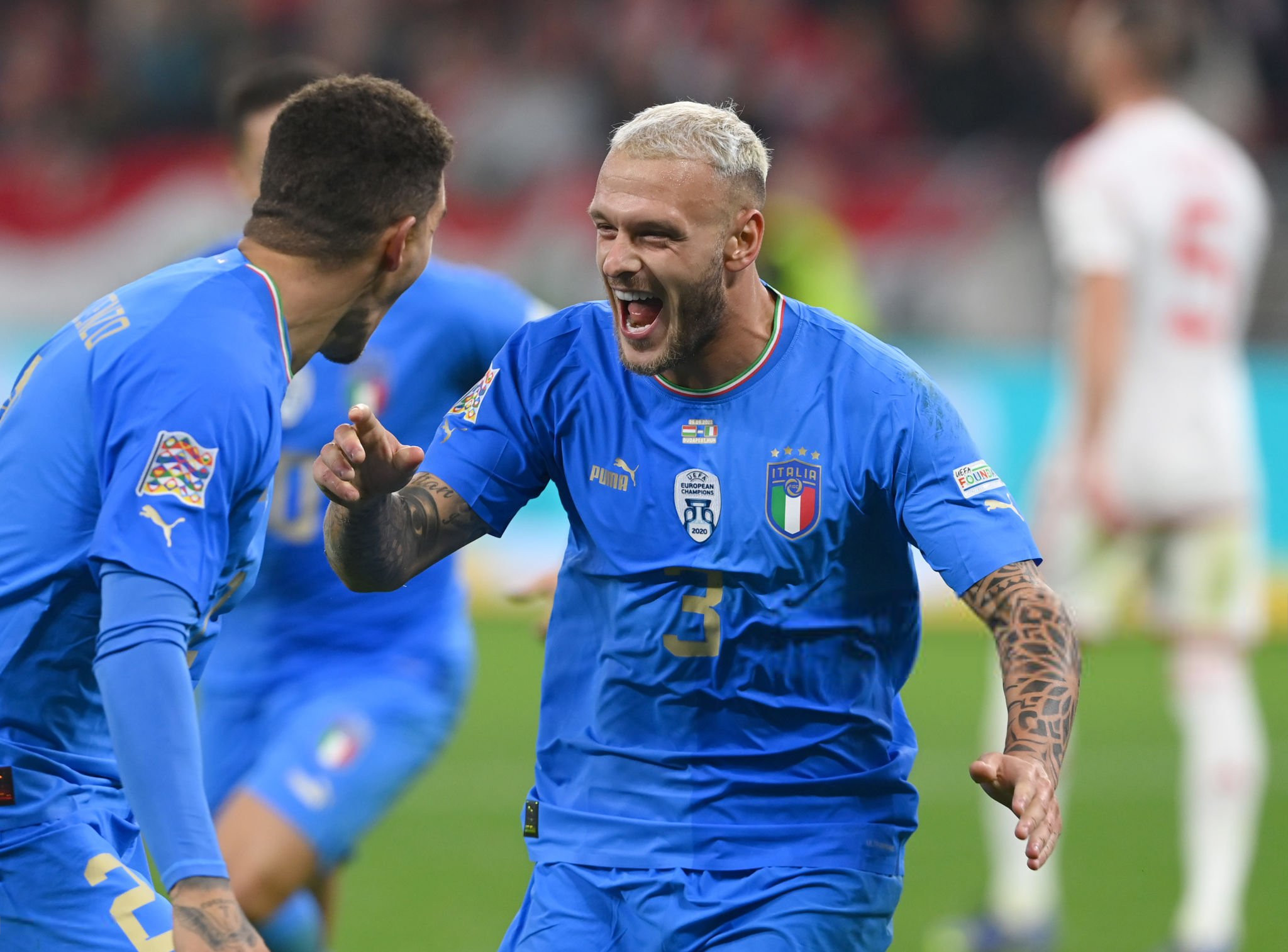 Федерико Димарко из сборной Италии празднует гол в ворота сборной Венгрии