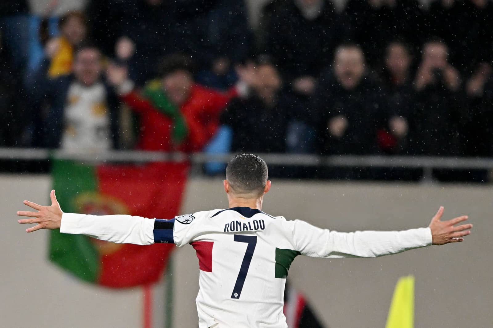 Роналдо празднует гол в ворота Люксембурга